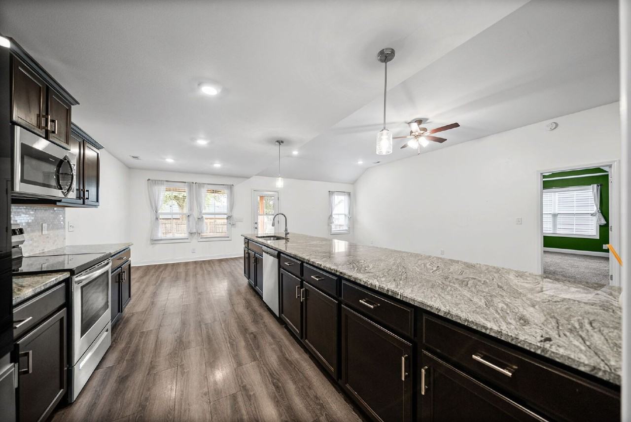 204 King Rd - Photo 7 of 29