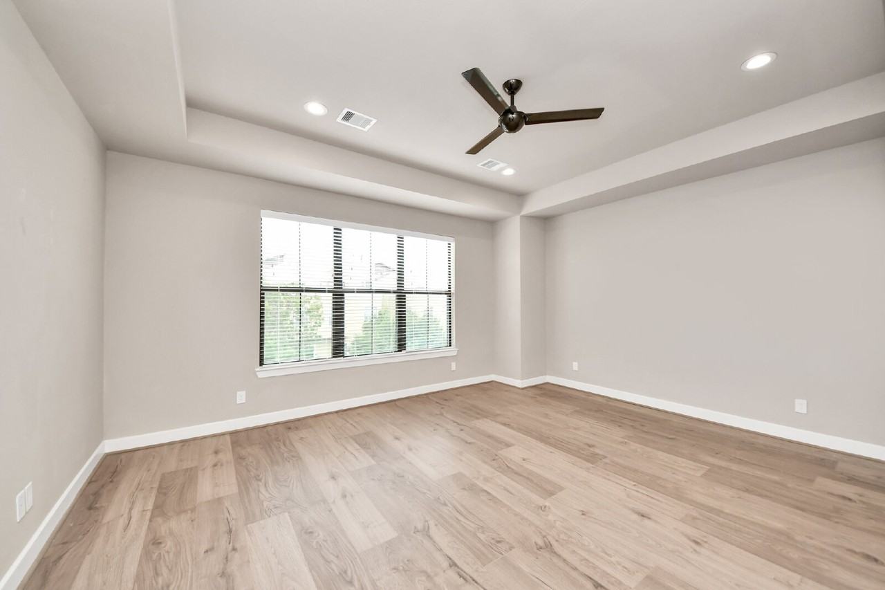 2114 Stuart St - Photo 4 of 40