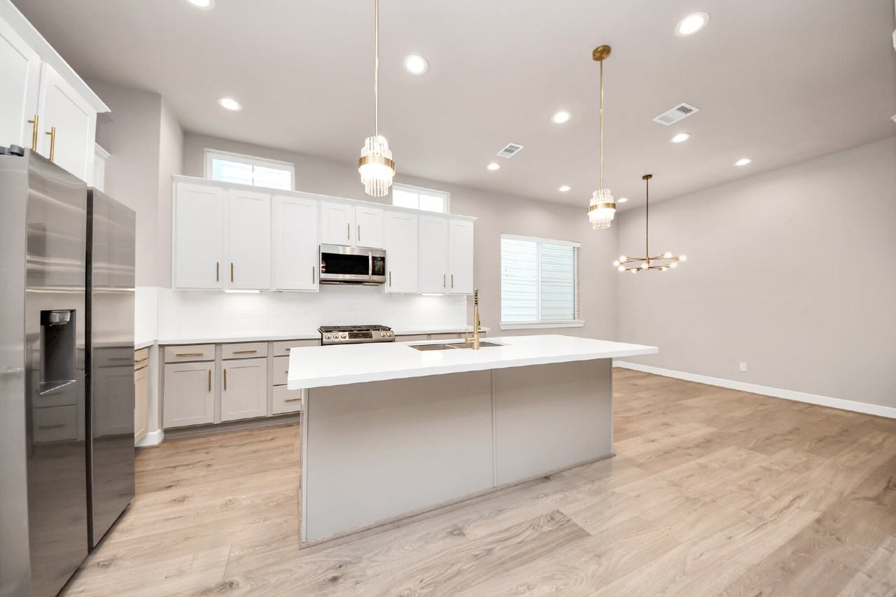 2114 Stuart St - Photo 5 of 40