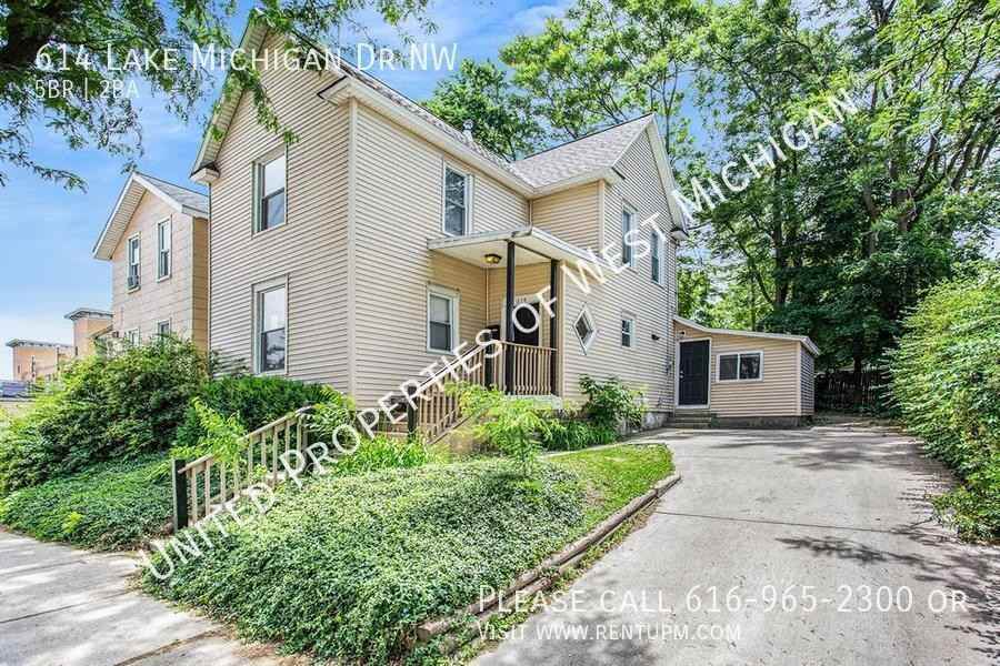 614 Lake Michigan Dr Nw - Photo 2 of 20