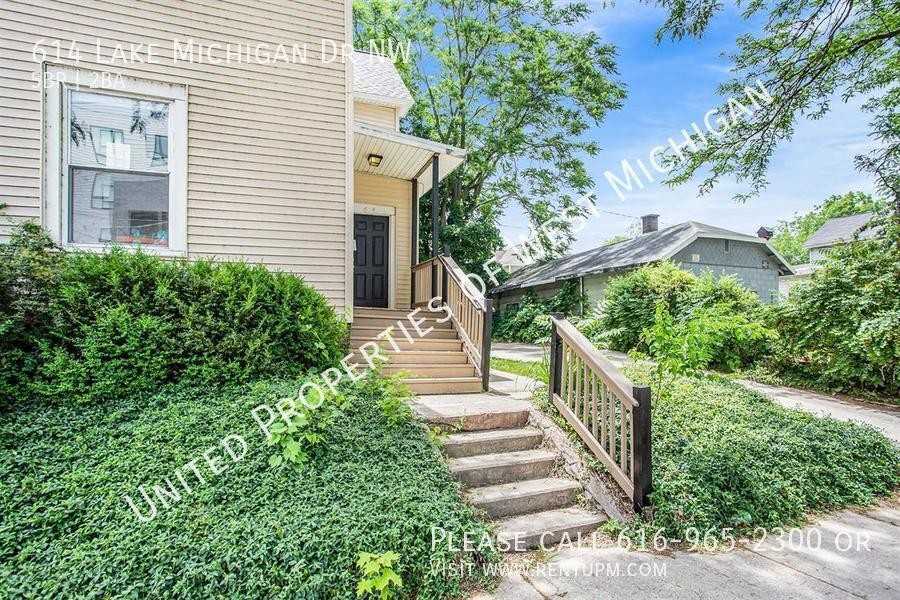 614 Lake Michigan Dr Nw - Photo 3 of 20