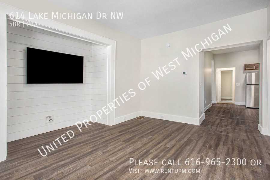 614 Lake Michigan Dr Nw - Photo 4 of 20