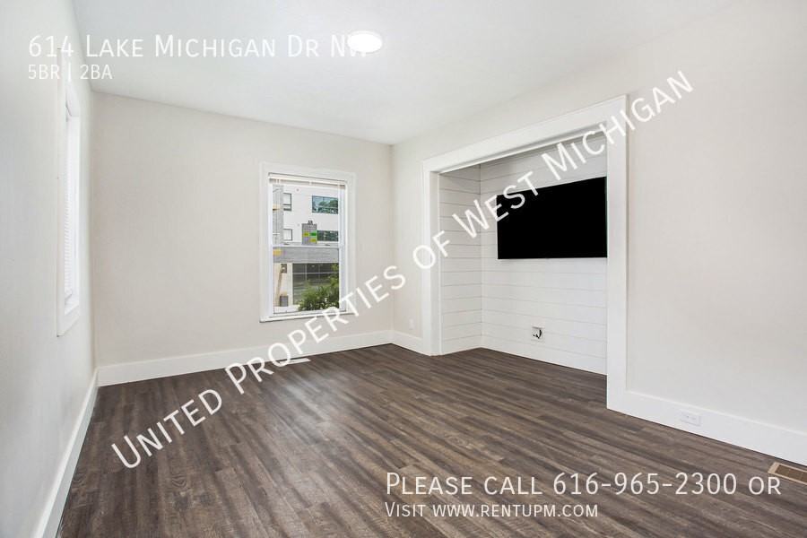 614 Lake Michigan Dr Nw - Photo 5 of 20