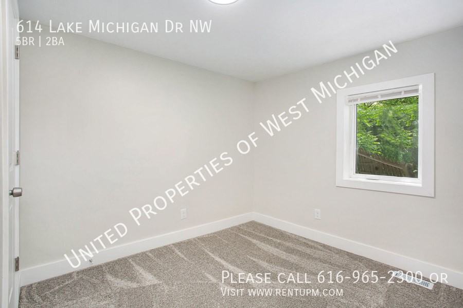 614 Lake Michigan Dr Nw - Photo 7 of 20