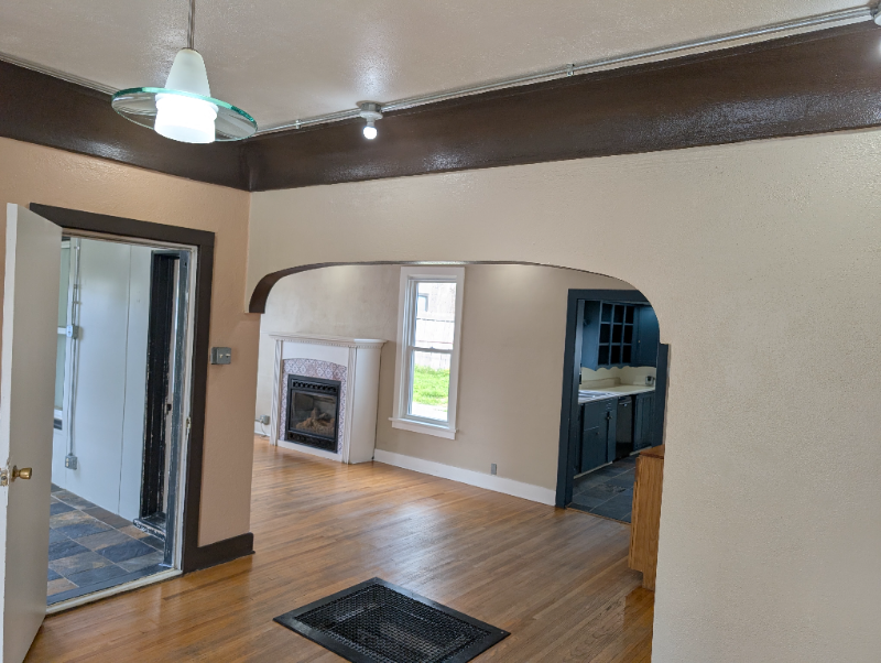 709 E Lewis St - Photo 2 of 20