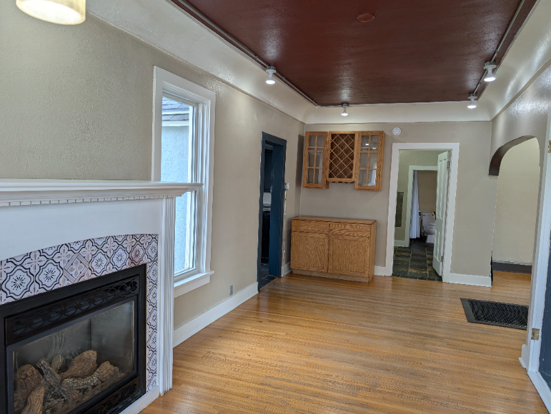 709 E Lewis St - Photo 4 of 20