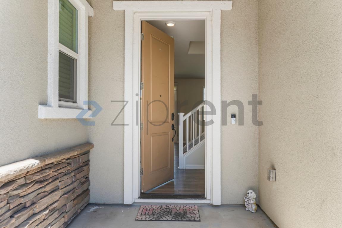 979 Princess Way - Photo 4 of 40