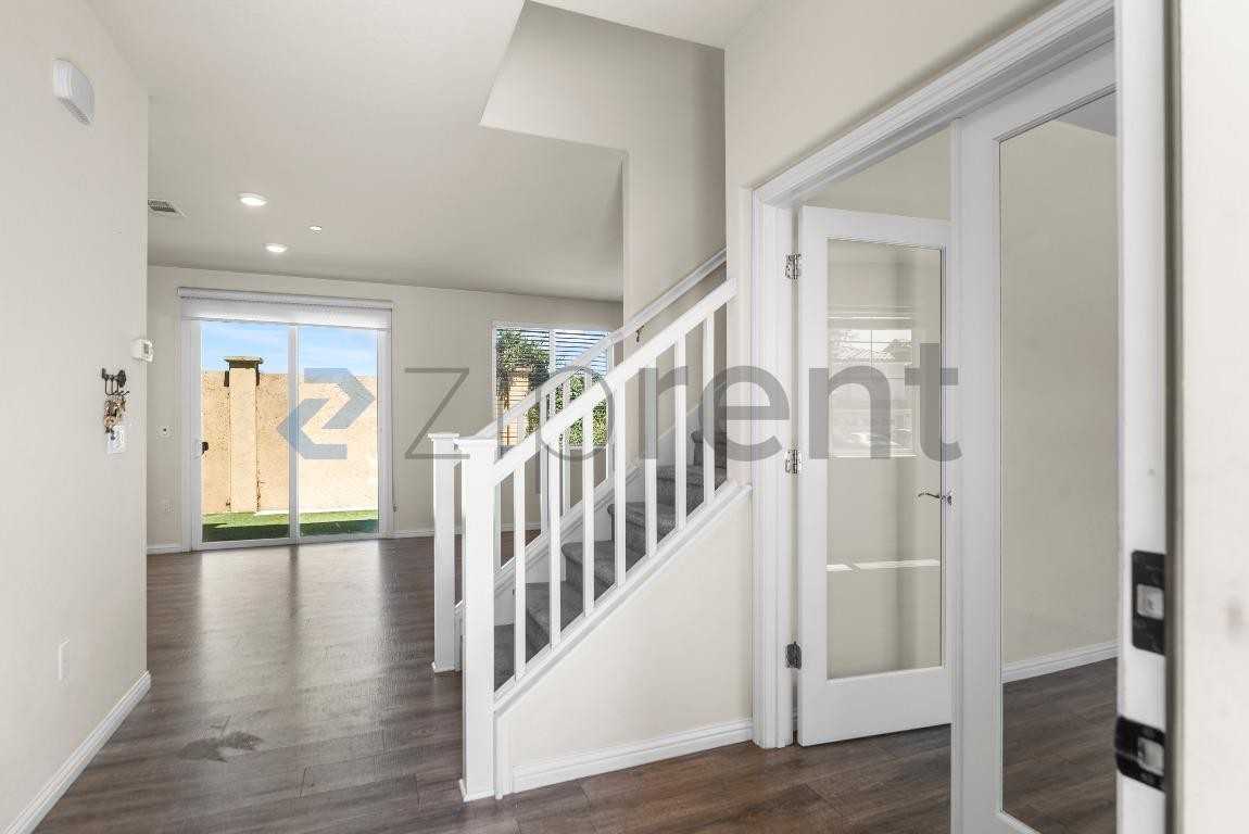 979 Princess Way - Photo 5 of 40