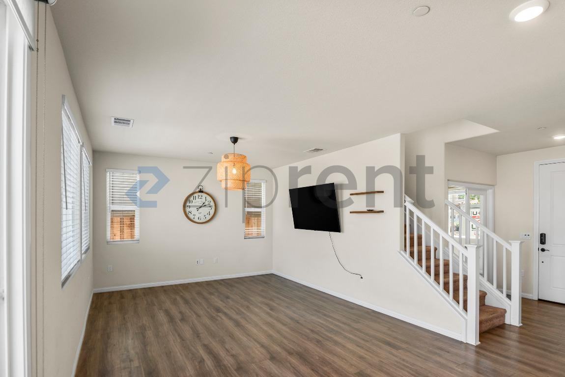 979 Princess Way - Photo 6 of 40