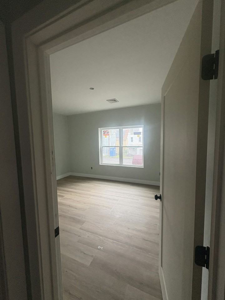 617 East Locust Street, Unit 2 - Photo 7 of 11