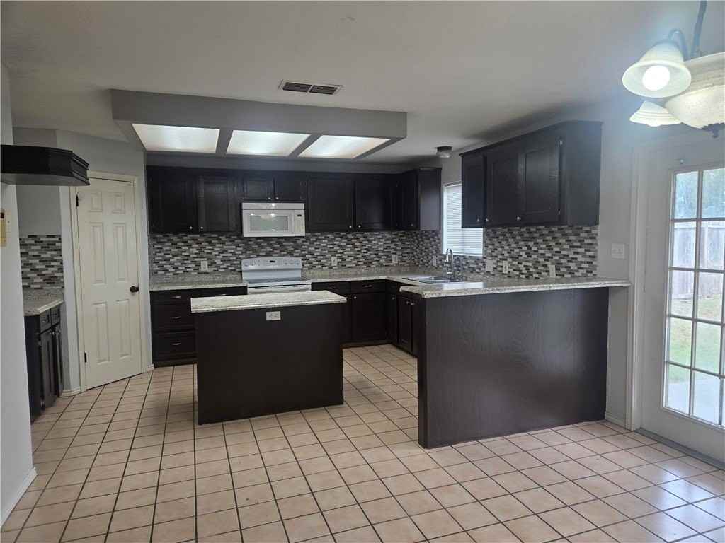 5218 Lethaby Dr - Photo 3 of 20