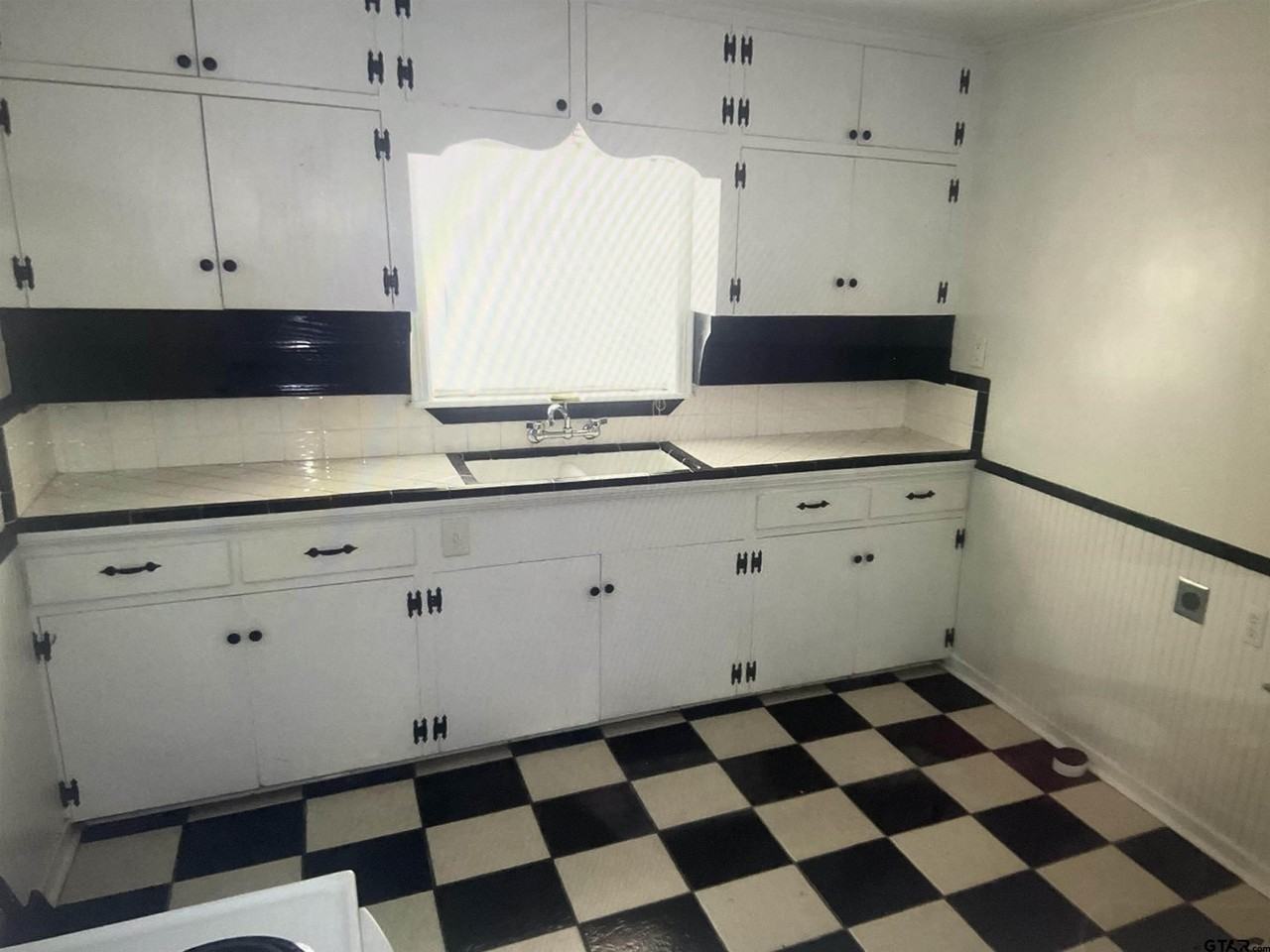 908 W 6th St - Photo 2 of 10