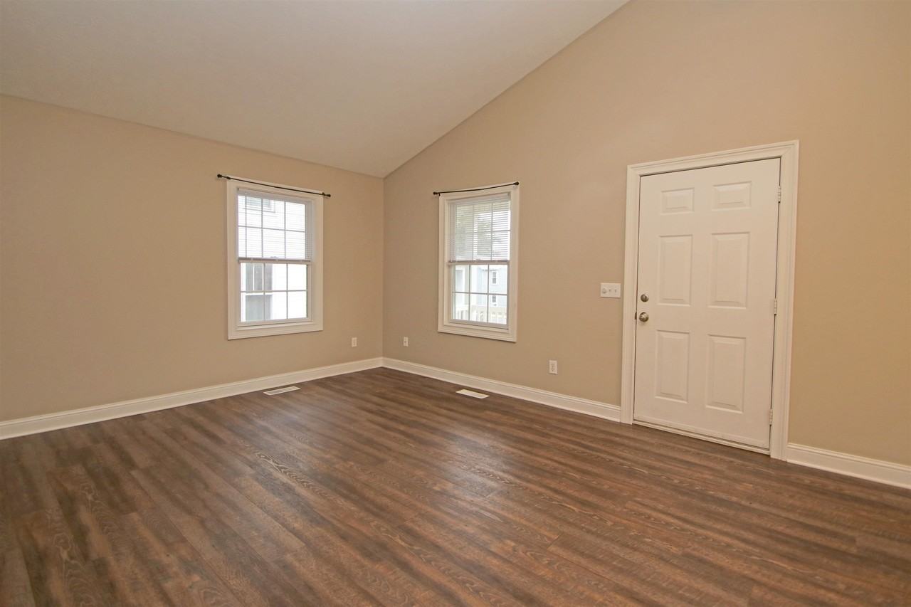 438 W Market St - Photo 4 of 17