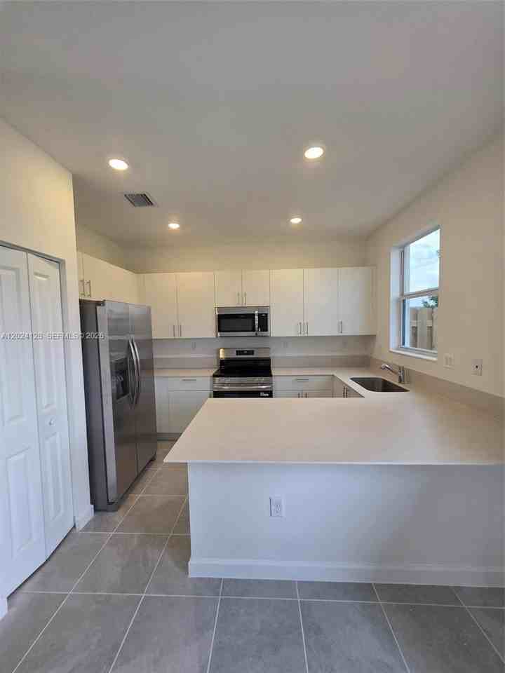 2764 Se 26th Ave #2764 - Photo 3 of 13