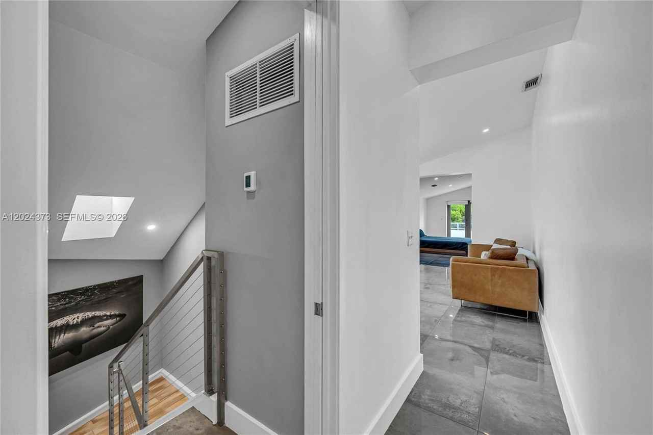 1511 Ne 4th Pl #0 - Photo 3 of 50