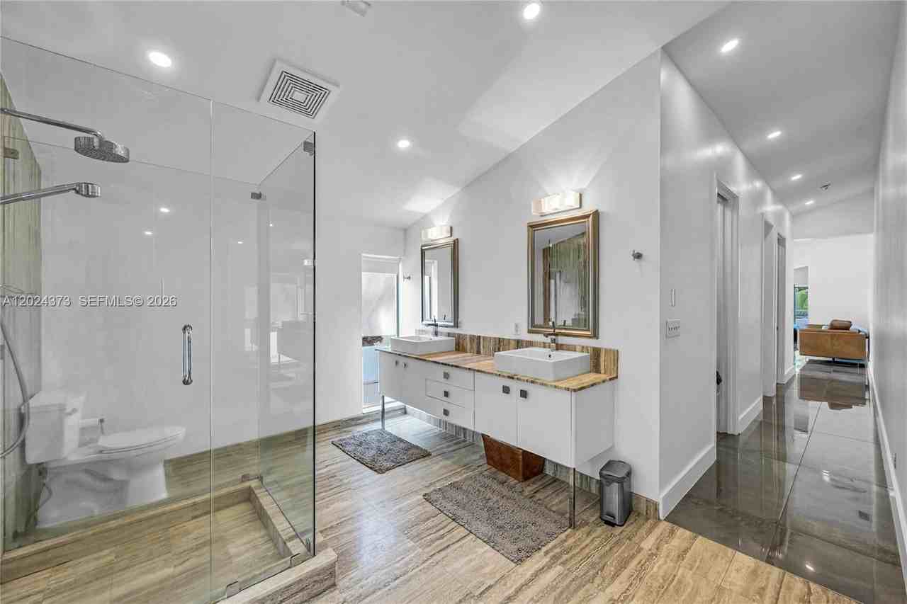 1511 Ne 4th Pl #0 - Photo 5 of 50