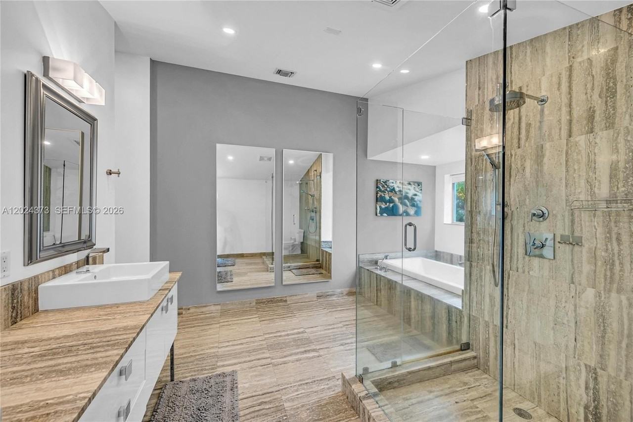 1511 Ne 4th Pl #0 - Photo 6 of 50