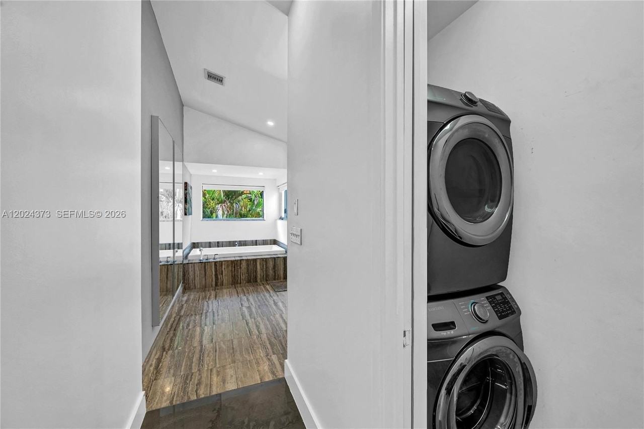 1511 Ne 4th Pl #0 - Photo 7 of 50