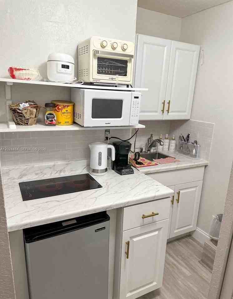 950 Ne 127th St #1 - Photo 7 of 8