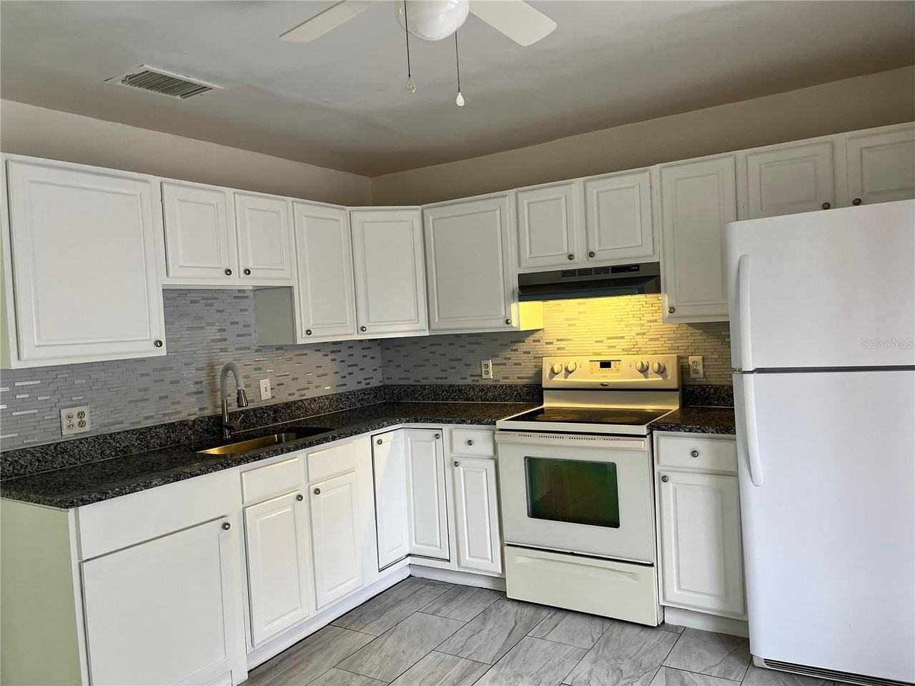 1198 Calanda Ave - Photo 3 of 14