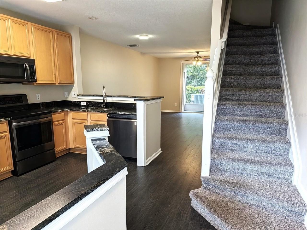 902 Vineland Pl - Photo 4 of 21