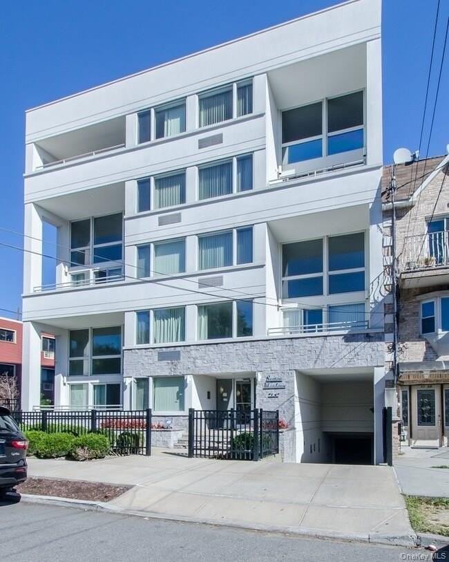 7157 161st St #5B - Photo 3 of 13
