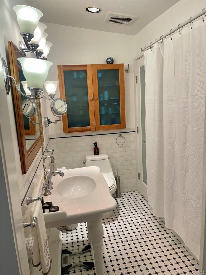 306 Piermont Ave - Photo 7 of 41