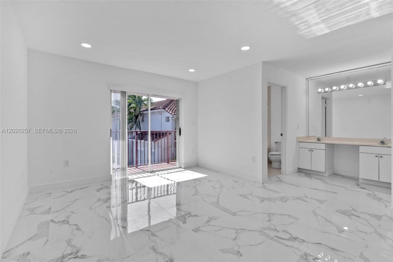 10245 Sw 154th Pl #O - Photo 5 of 8