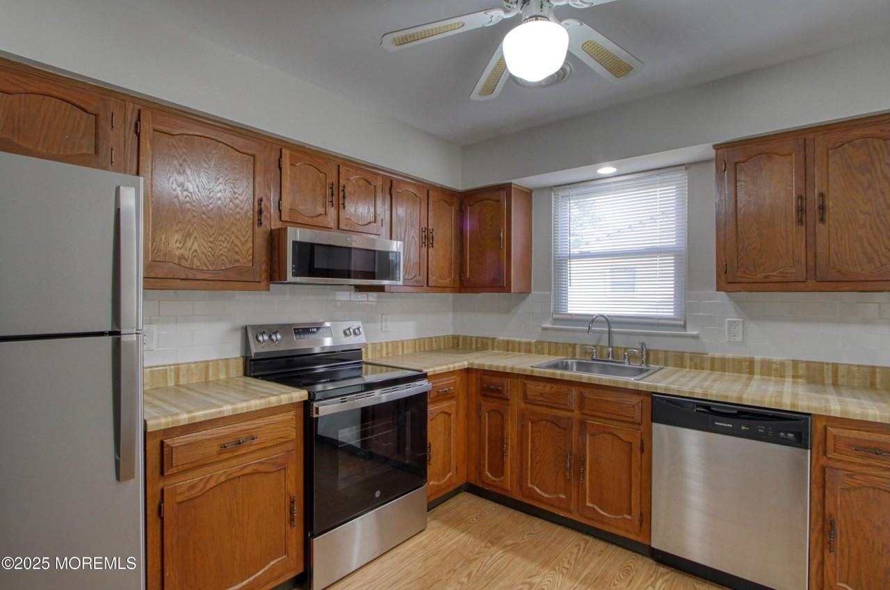 12 Birchwood Dr #B - Photo 4 of 25
