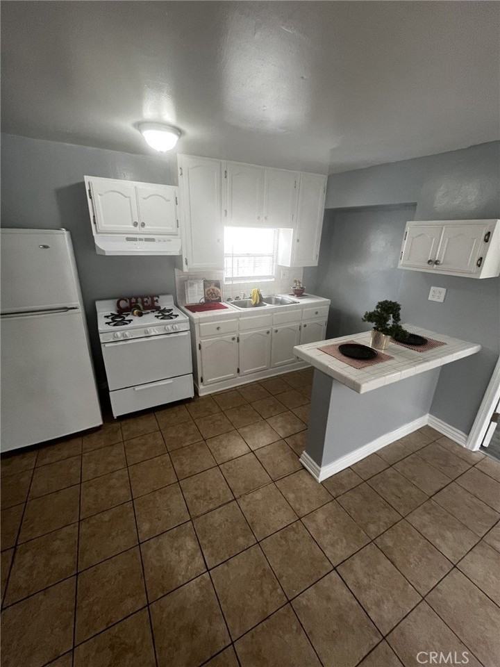 4520 S Normandie Ave - Photo 2 of 12