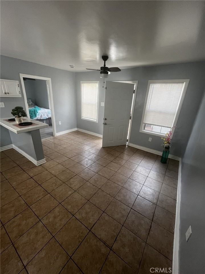 4520 S Normandie Ave - Photo 4 of 12