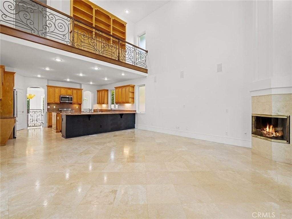 3210 N Ardmore Ave - Photo 2 of 50