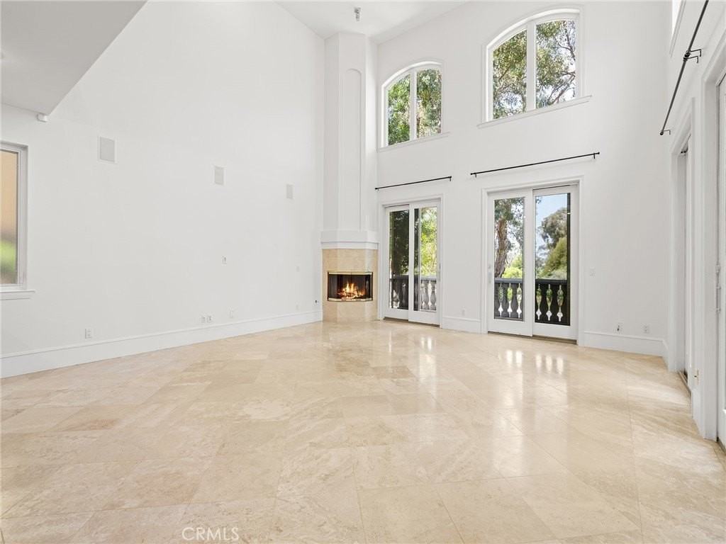 3210 N Ardmore Ave - Photo 4 of 50