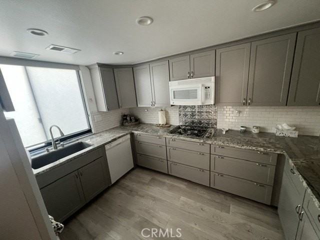21 Don Quixote Dr - Photo 3 of 18