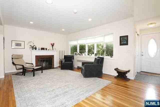 84 12th St - Photo 3 of 45