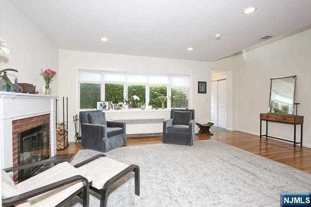 84 12th St - Photo 4 of 45