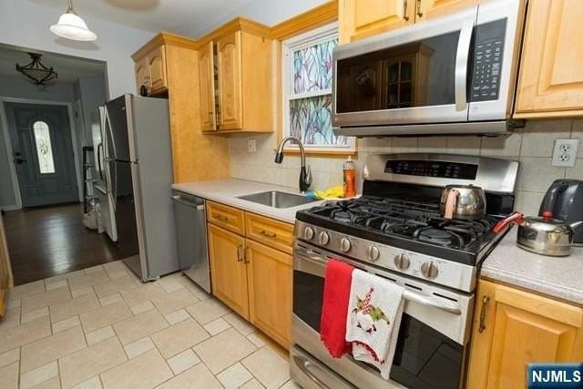 16 Broad Ave - Photo 3 of 22