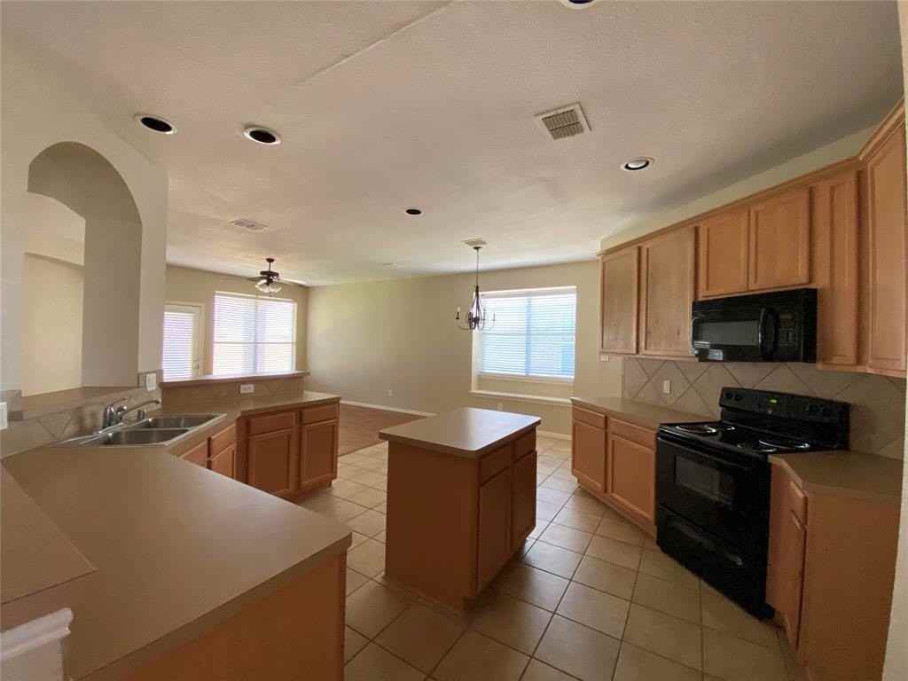 513 Jefferson Ln - Photo 3 of 16