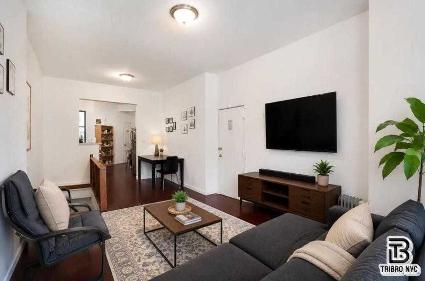439 Jefferson Ave - Photo 3 of 10