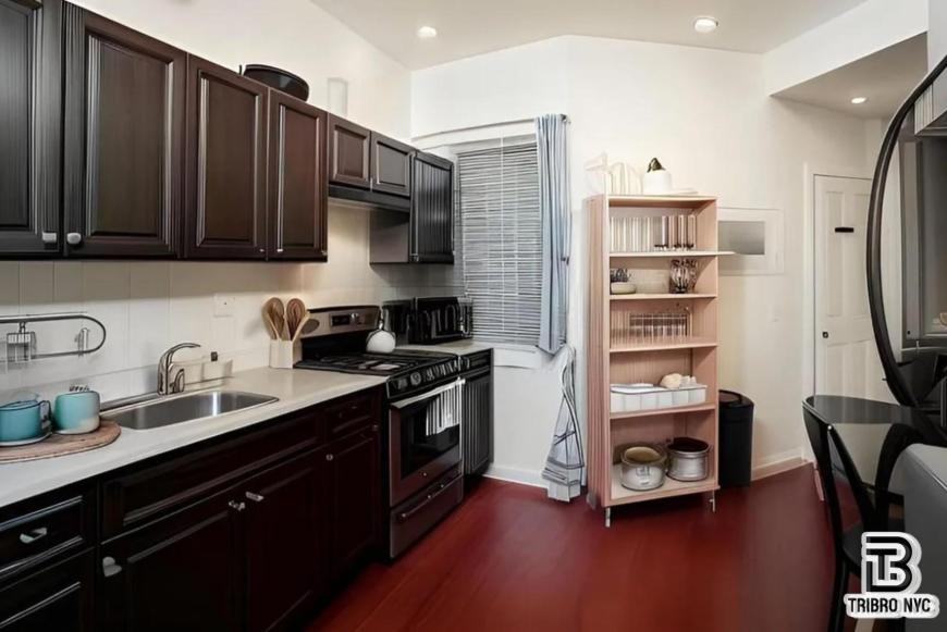 439 Jefferson Ave - Photo 4 of 10