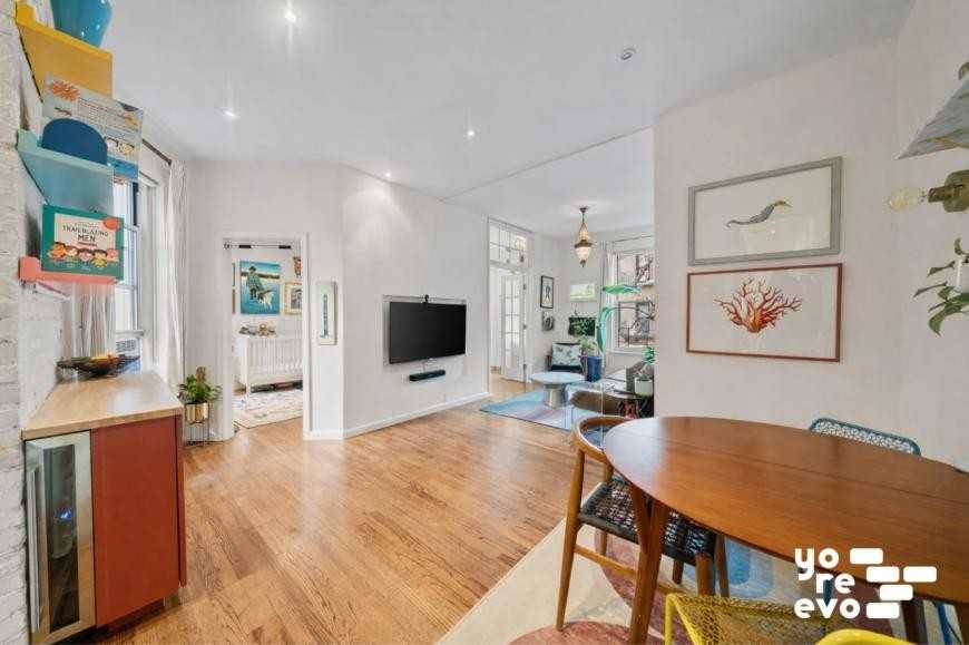 211 W 10th St - Photo 2 of 10