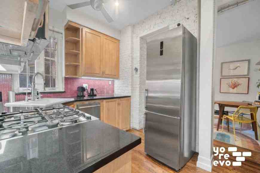 211 W 10th St - Photo 3 of 10