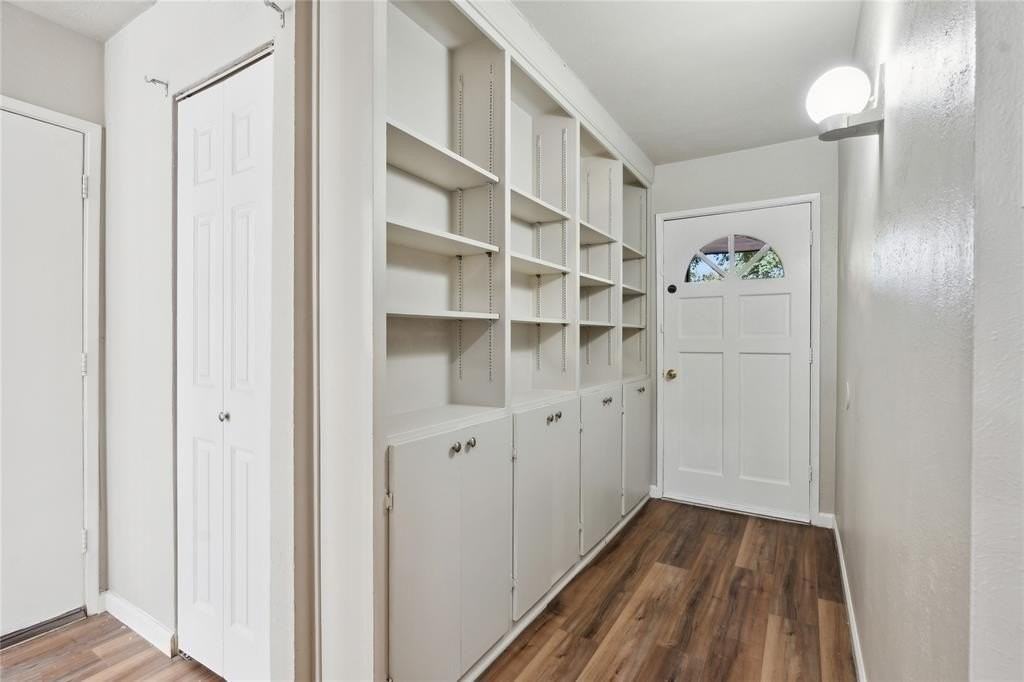 556 Hawthorne Dr - Photo 3 of 18