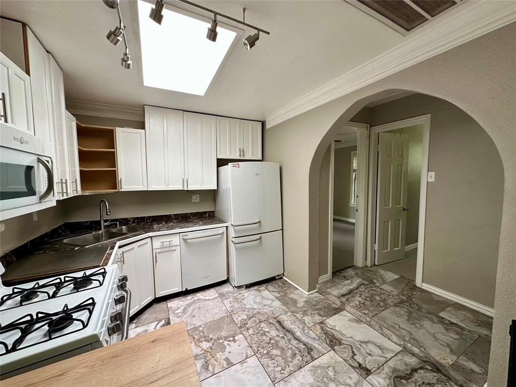 8619 Groveland Dr - Photo 4 of 23