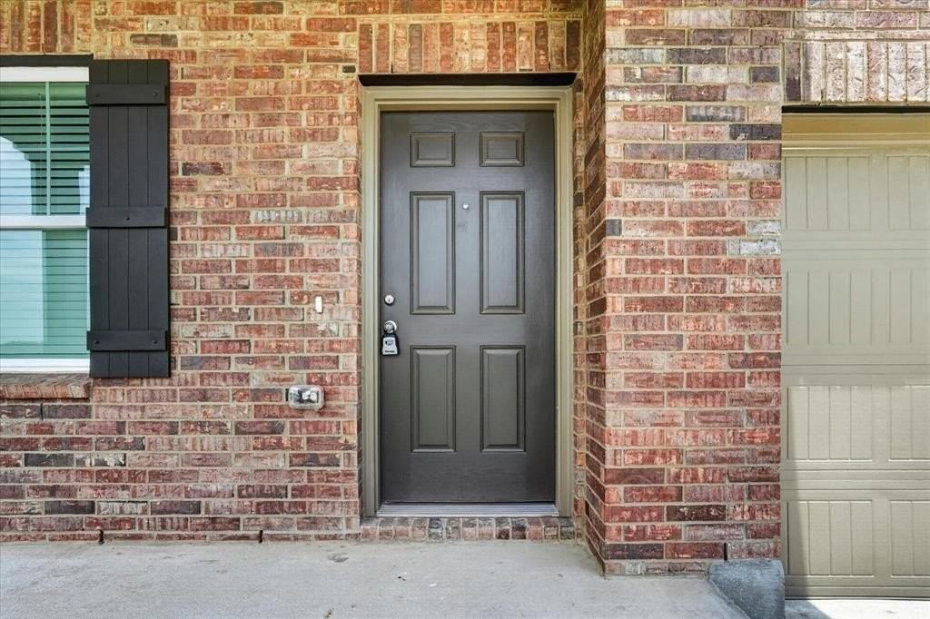 1210 Lambert Ln - Photo 4 of 40