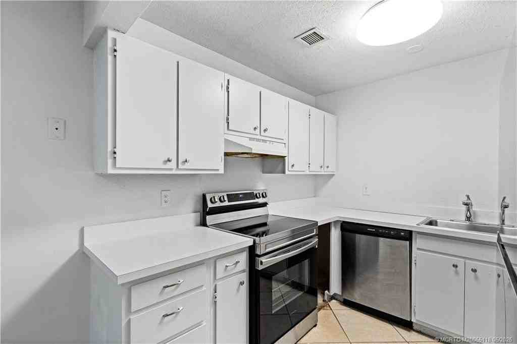 2118 Se Edler Dr #B - Photo 2 of 20