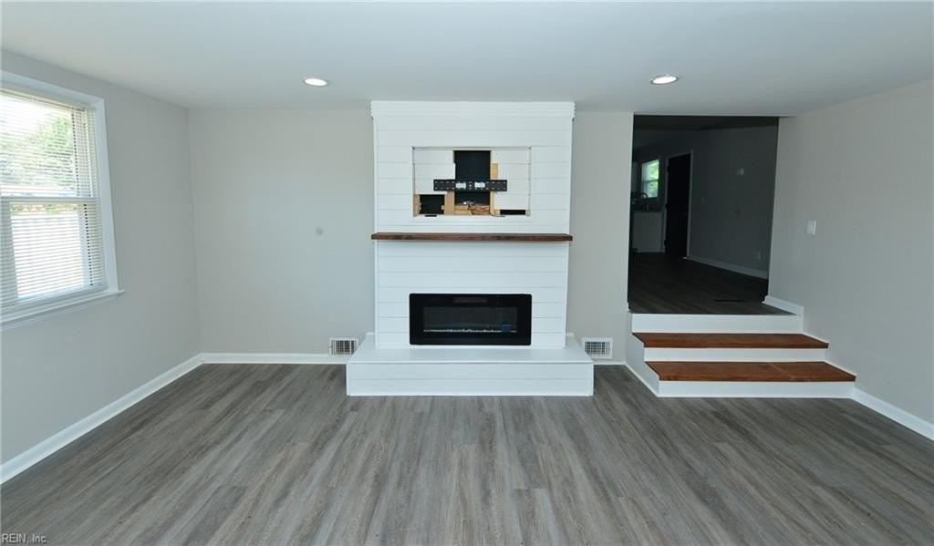 705 Warfield Dr - Photo 3 of 23