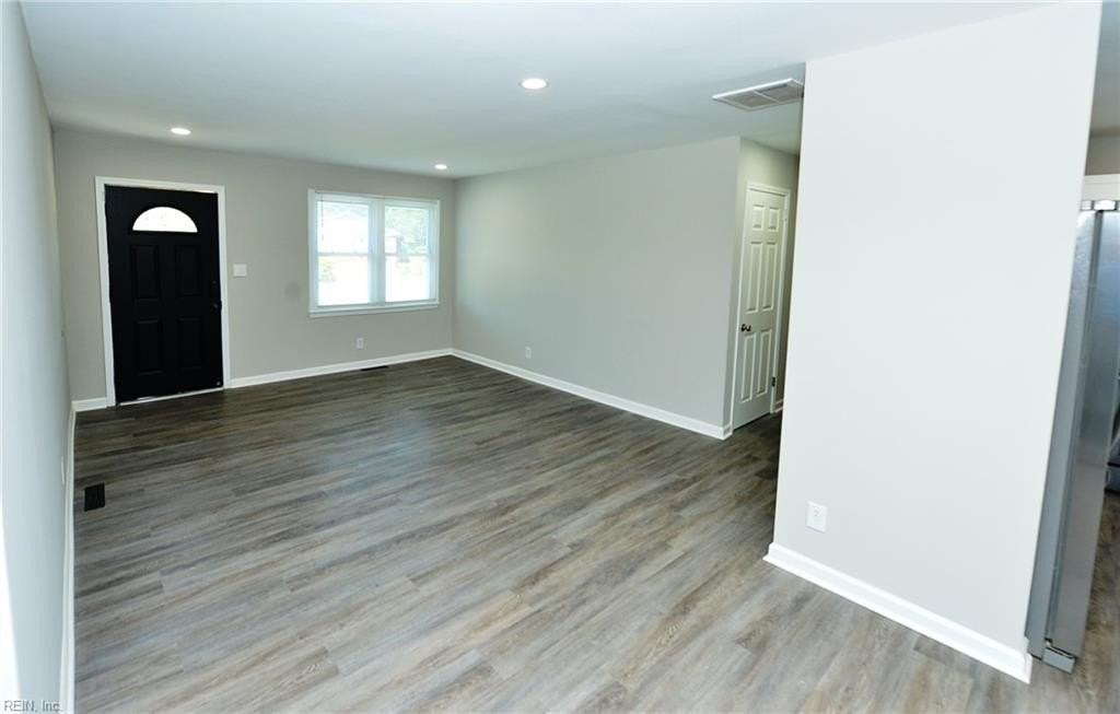705 Warfield Dr - Photo 5 of 23
