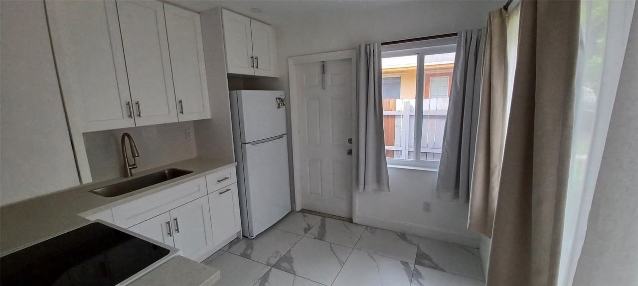602 Se 2nd Ave - Photo 5 of 8