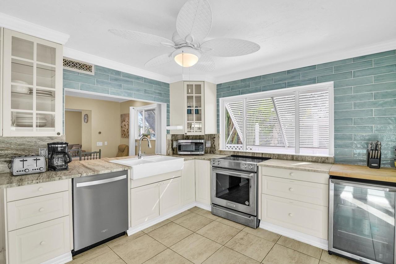 3218 Palm Dr - Photo 4 of 30